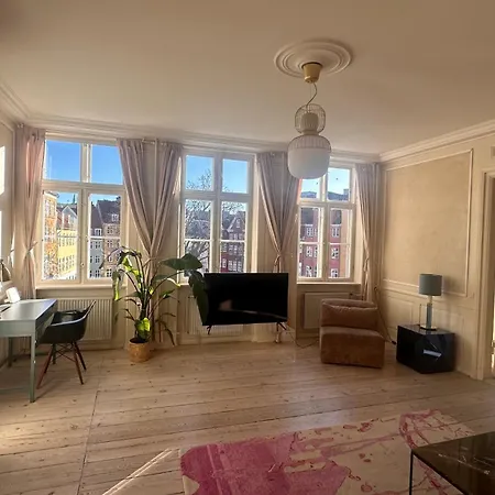 The Square Apartman *